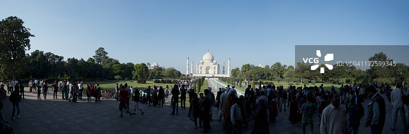 游客在泰姬陵，阿格拉，北方邦，印度图片素材