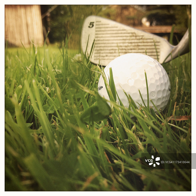 草地上的高尔夫球杆和高尔夫球图片素材