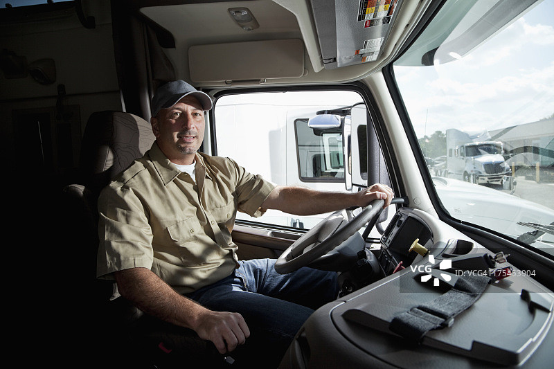 卡车司机坐在半卡车驾驶室里图片素材