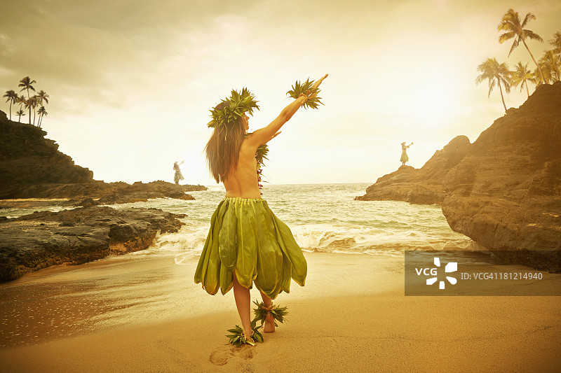 在岩石海滩上表演传统舞蹈的太平洋岛民图片素材