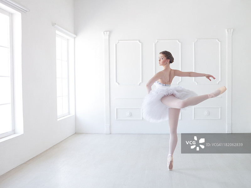 芭蕾舞者在白色工作室图片素材