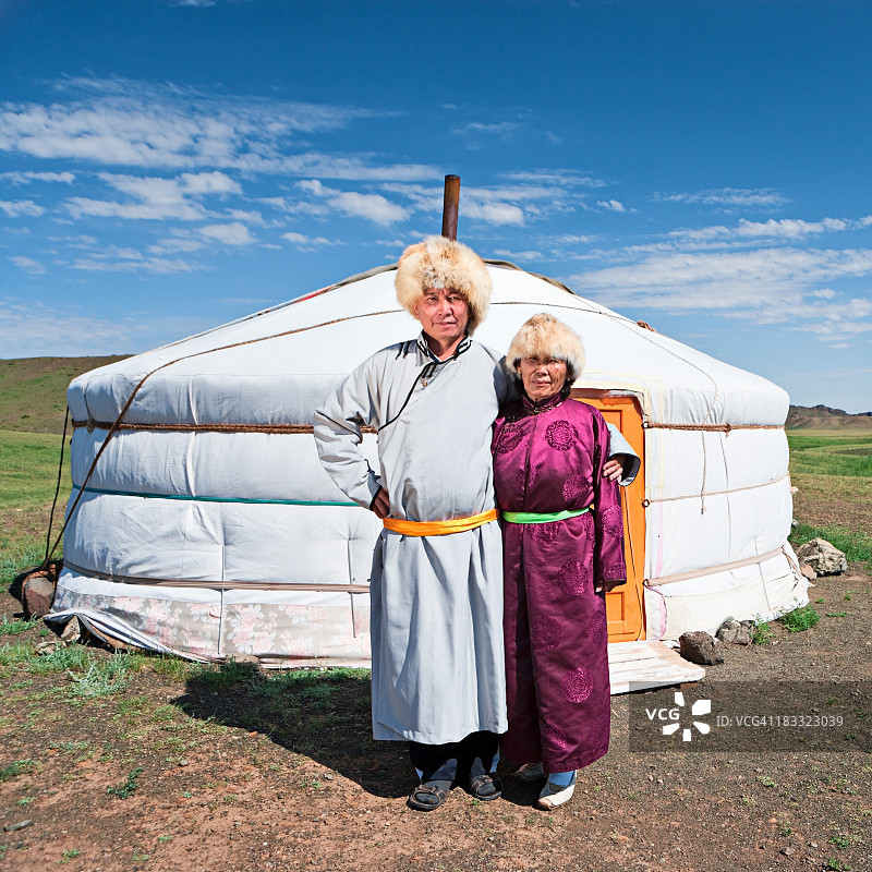 穿着民族服装的蒙古夫妇图片素材