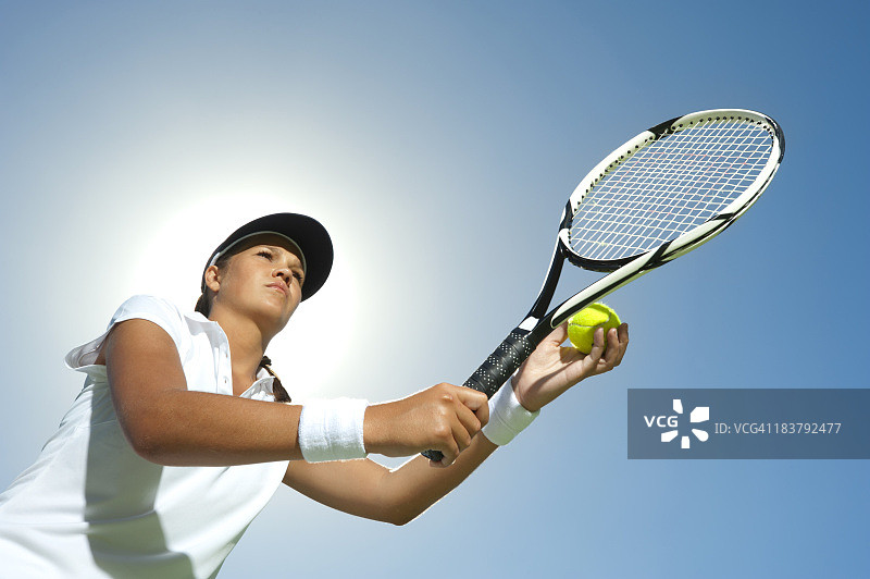 拿着网球拍准备发球的女人图片素材