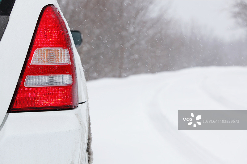 白色汽车尾灯在冬季雪暴风雪图片素材