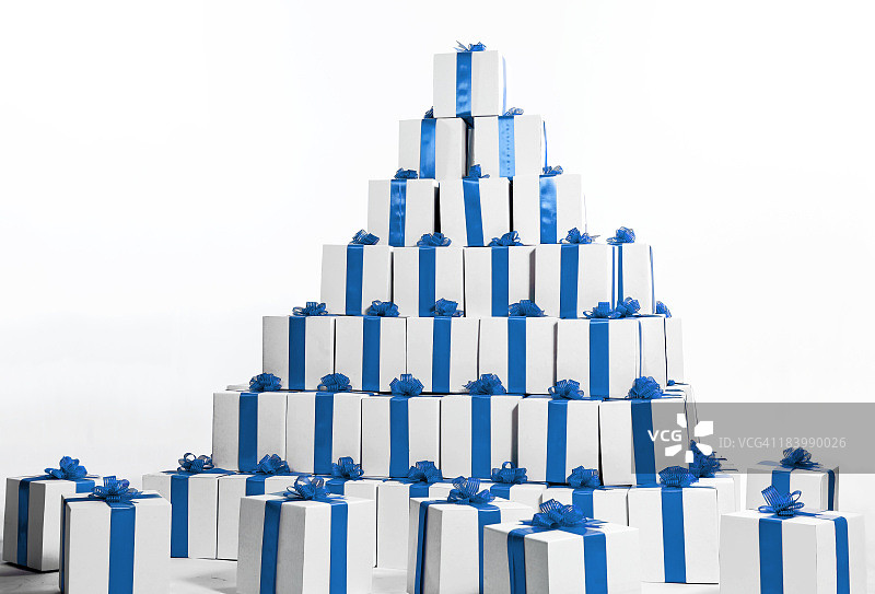 用蓝色丝带叠成金字塔状的盒子图片素材