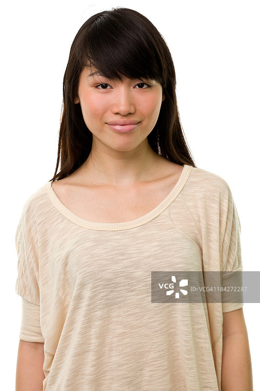 宁静的年轻女子腰部向上的肖像图片素材