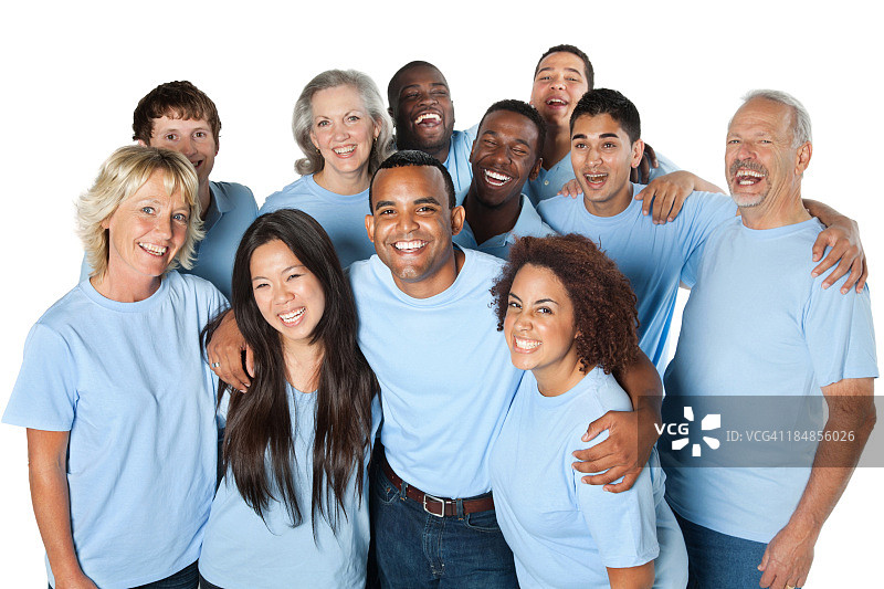 一群笑着的人聚在一起，全都穿着蓝色的衬衫图片素材