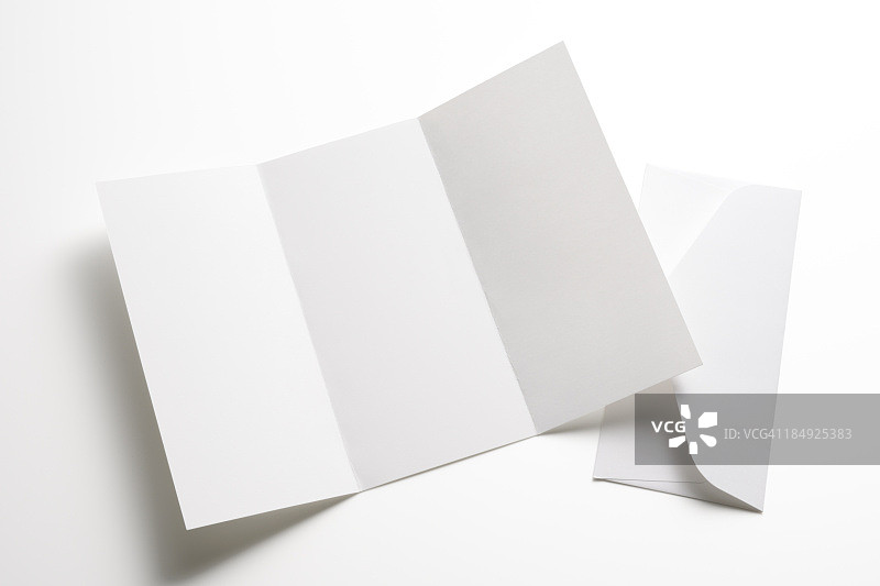 空白小册子的孤立镜头与信封在白色的背景图片素材