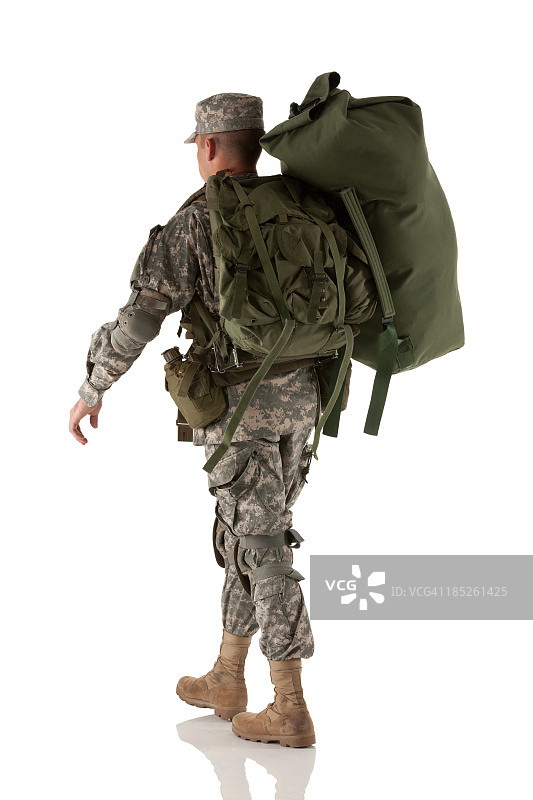 一个带着行李行走的士兵的后视图图片素材