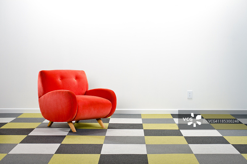 现代房间与格子地毯和扶手椅图片素材