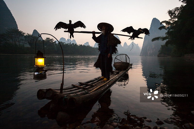漓江上的渔民和鸬鹚图片素材