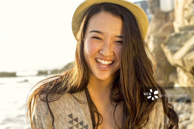 一个日本女人在海滩上微笑图片素材