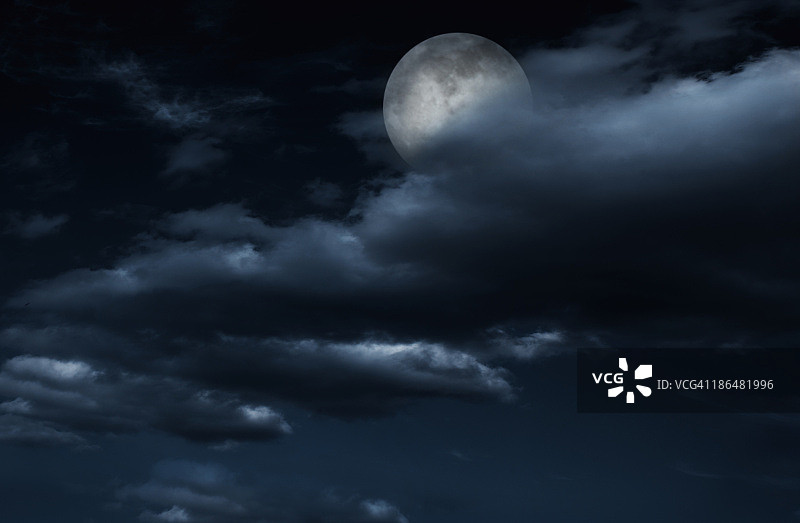 夜空中有云的满月。图片素材