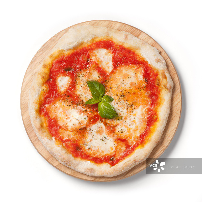 玛格丽塔披萨，番茄，马苏里拉奶酪，罗勒，木盘，白色背景图片素材