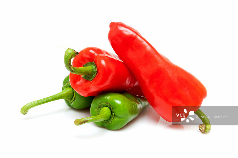 蔬菜:红辣椒和青椒分离在白色背景上图片素材