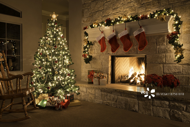 圣诞袜、壁炉、圣诞树和装饰品图片素材