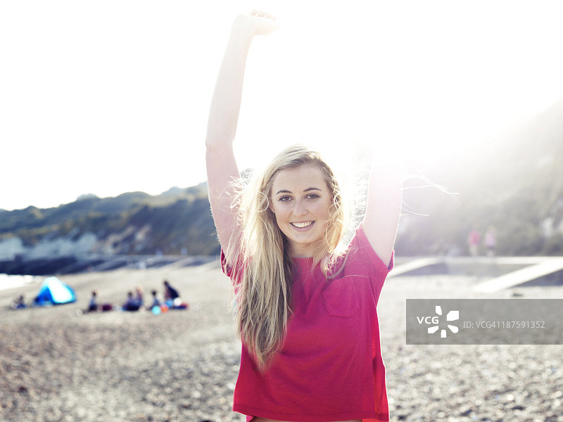 一个年轻女子在海滩上晒太阳图片素材