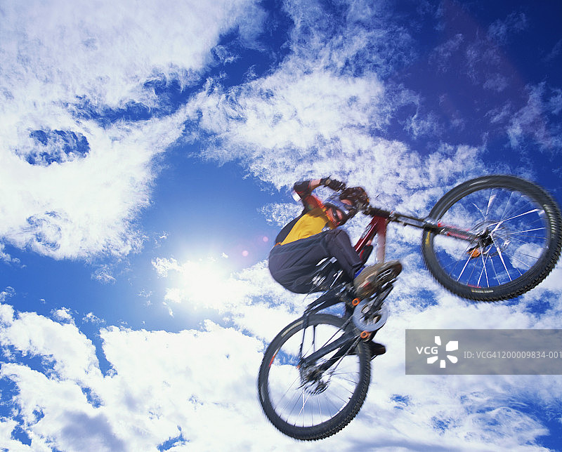 加拿大，不列颠哥伦比亚省，一个骑山地车的女人，从下面看图片素材