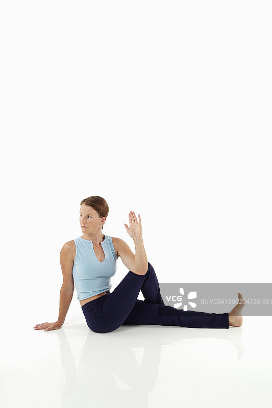 做瑜伽的女人，坐式脊椎扭转姿势图片素材