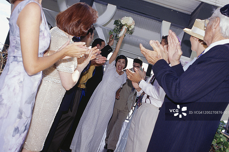 婚礼上为新娘和新郎鼓掌的宾客图片素材