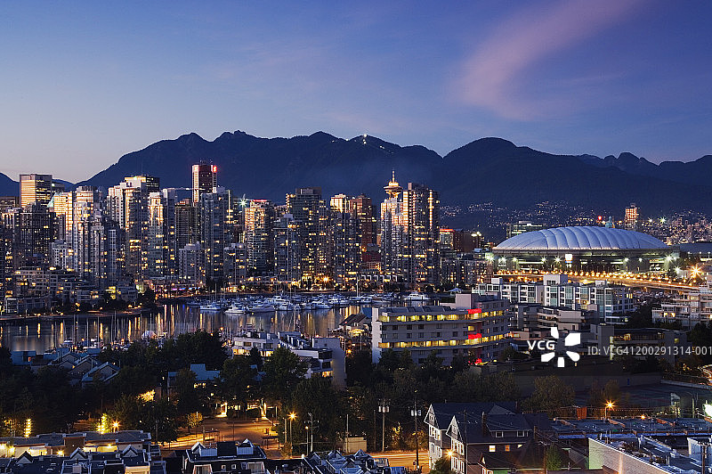 加拿大，不列颠哥伦比亚省，城市天际线，夜晚，高处的景色图片素材