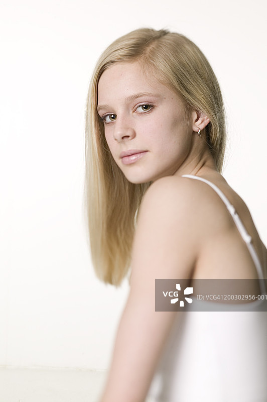 少女(16-17岁)，长金发，在工作室摆姿势，肖像图片素材