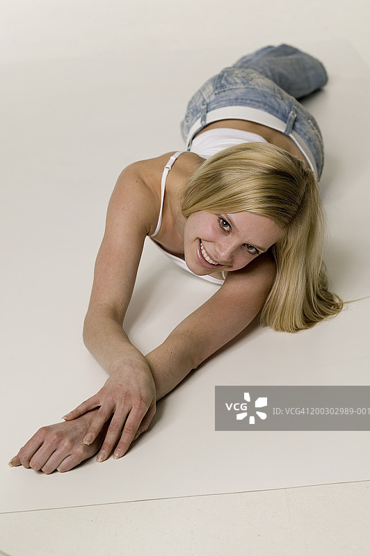 金发少女(16-17岁)伸开双臂躺着摆姿势图片素材