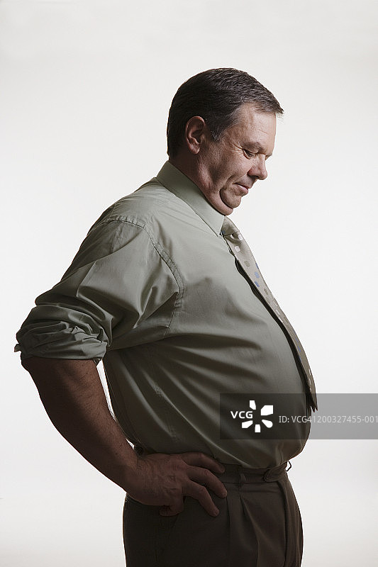 成熟的男人俯视着大肚子，侧面图片素材