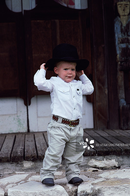 男孩(2-4人)穿着牛仔服在酒吧前图片素材