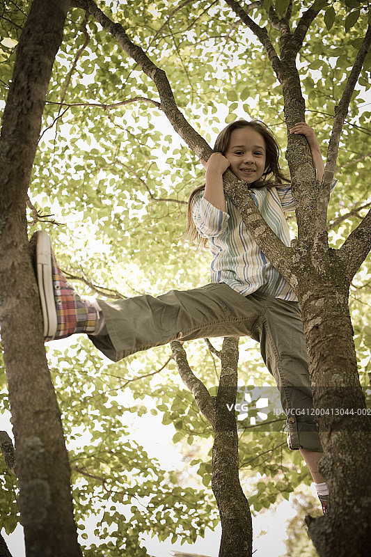 女孩(6-8)在树，肖像，低角度视图图片素材