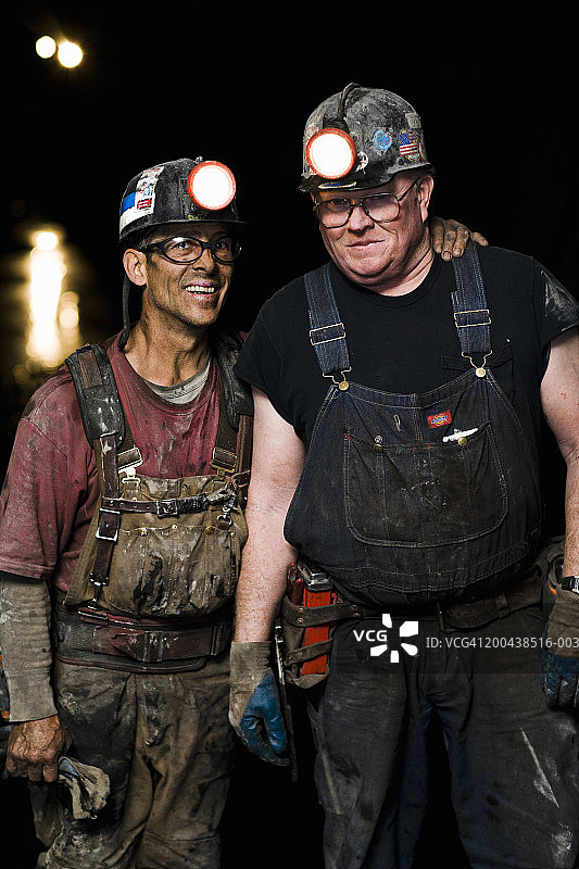 煤矿工人在矿井里微笑，特写图片素材