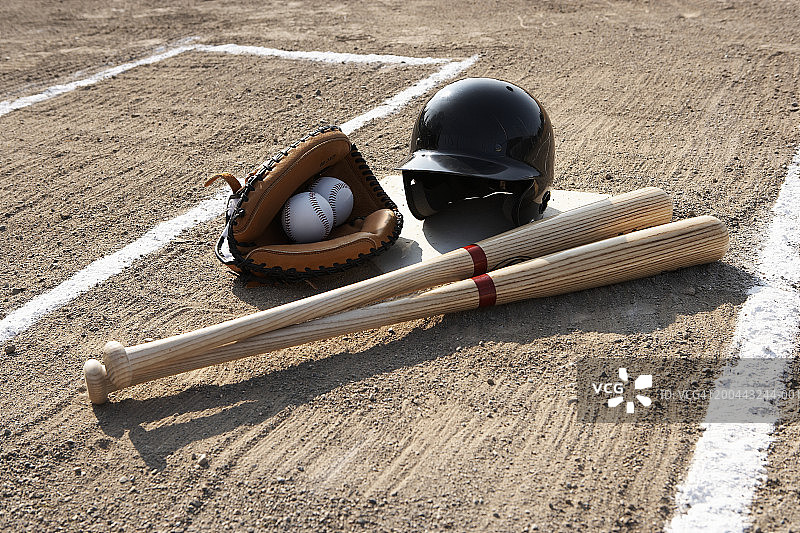 棒球手套，球，球棒和棒球头盔图片素材