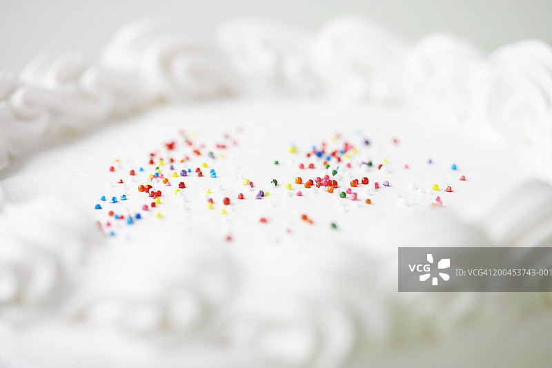 用糖霜和糖屑装饰的蛋糕(重点是糖屑)图片素材