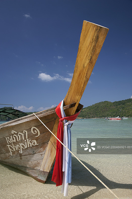 泰国，科皮皮岛，海滩上的传统小船，特写图片素材