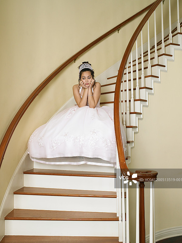 少女(14-16岁)坐在楼梯上，穿着礼服，戴着头饰图片素材