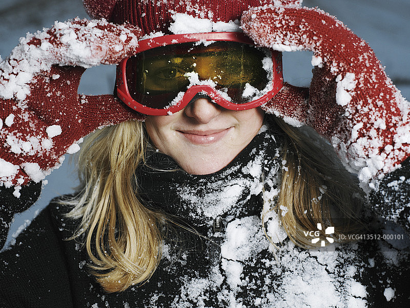 戴着滑雪面具的女孩图片素材