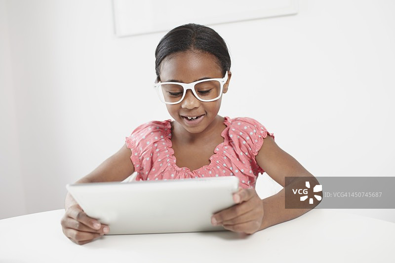 女孩(10-12岁)使用平板电脑图片素材