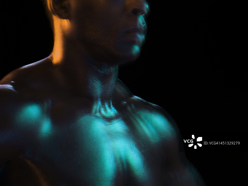 一个运动中赤裸胸部的运动员的肖像图片素材