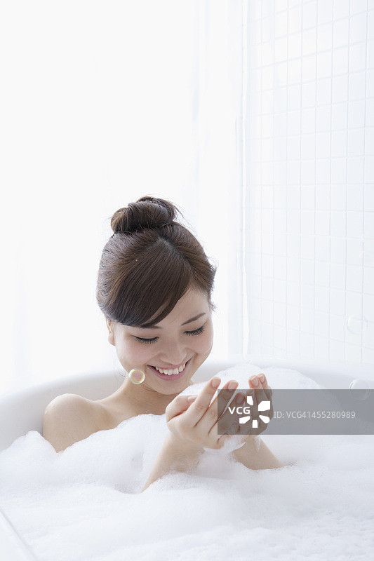 泡泡浴中的女人图片素材