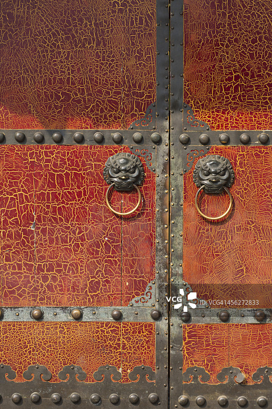 在成都有中国狮子门环的旧门图片素材