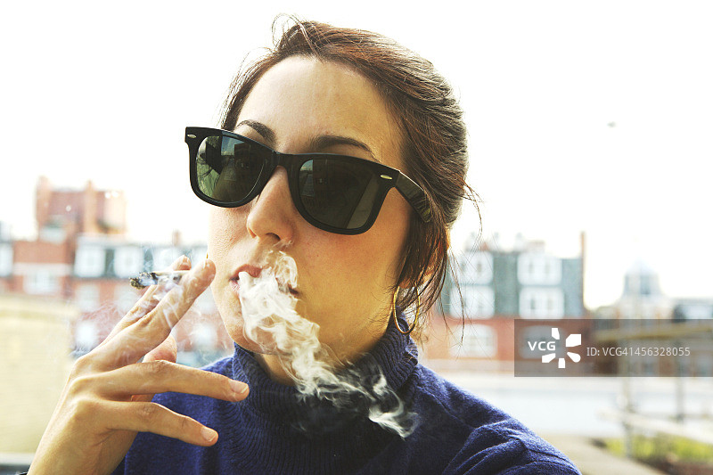女人吸烟图片素材