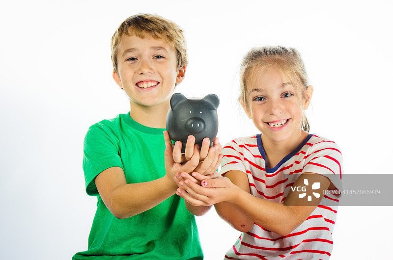 微笑的孩子们拿着他们的存钱罐图片素材