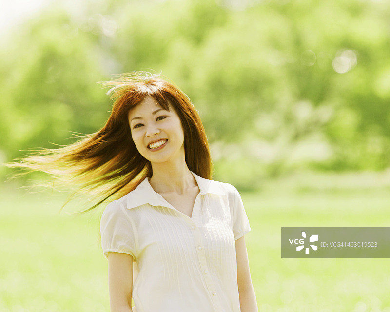 站在草地上的快乐女人图片素材