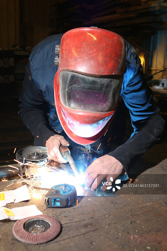 金属工人在车间焊接图片素材