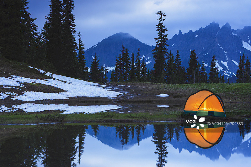 西雅图附近的Rainer山国家公园，在Tipsoo湖附近的一个小倒影池旁的日落露营帐篷图片素材