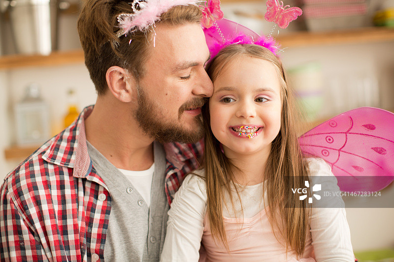 父亲和女儿戴着头冠和仙女服装肖像。图片素材