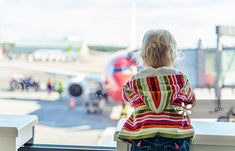 小女孩在机场等飞机图片素材