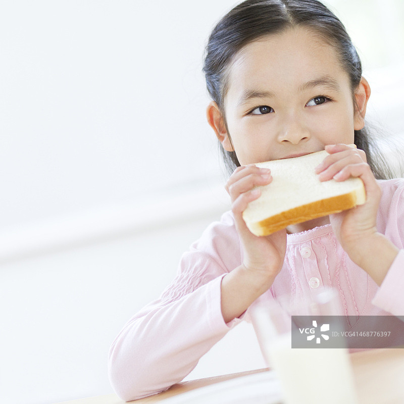 女孩吃面包图片素材