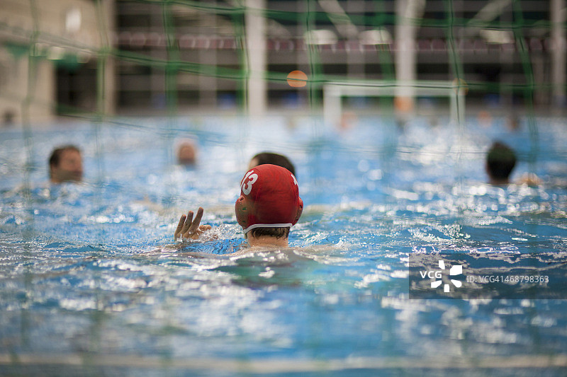 水球运动员在水中图片素材