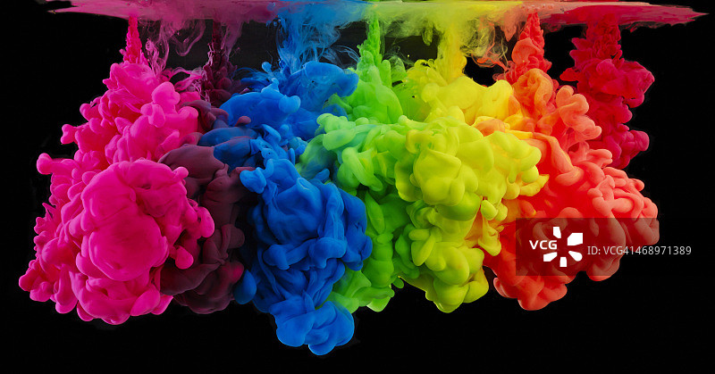 彩虹色的墨水，水里的颜料图片素材